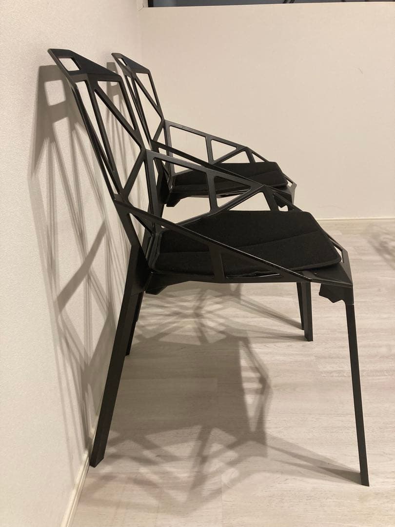 ③ 幾何学デザイン ブラックチェア1脚(専用クッション付き)
