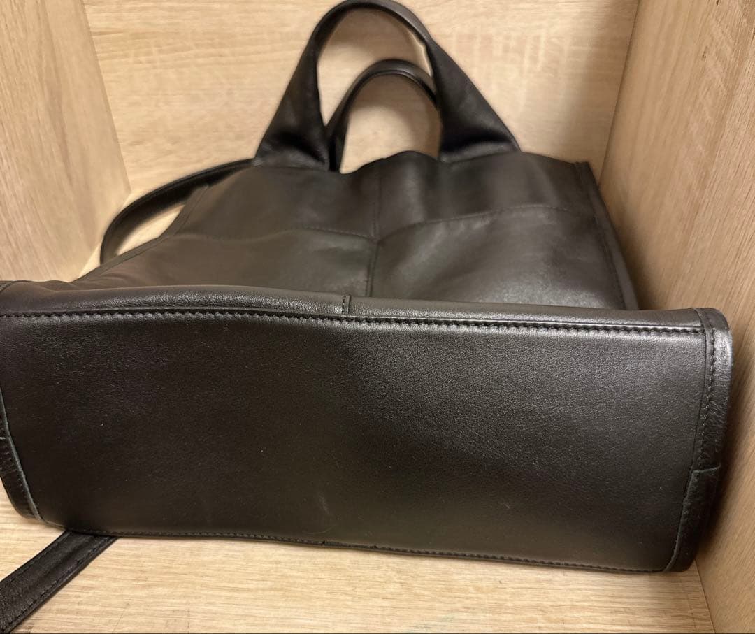 美品イアパピヨネ　ダブルエンボススクエアトートバッグMサイズ ブラック