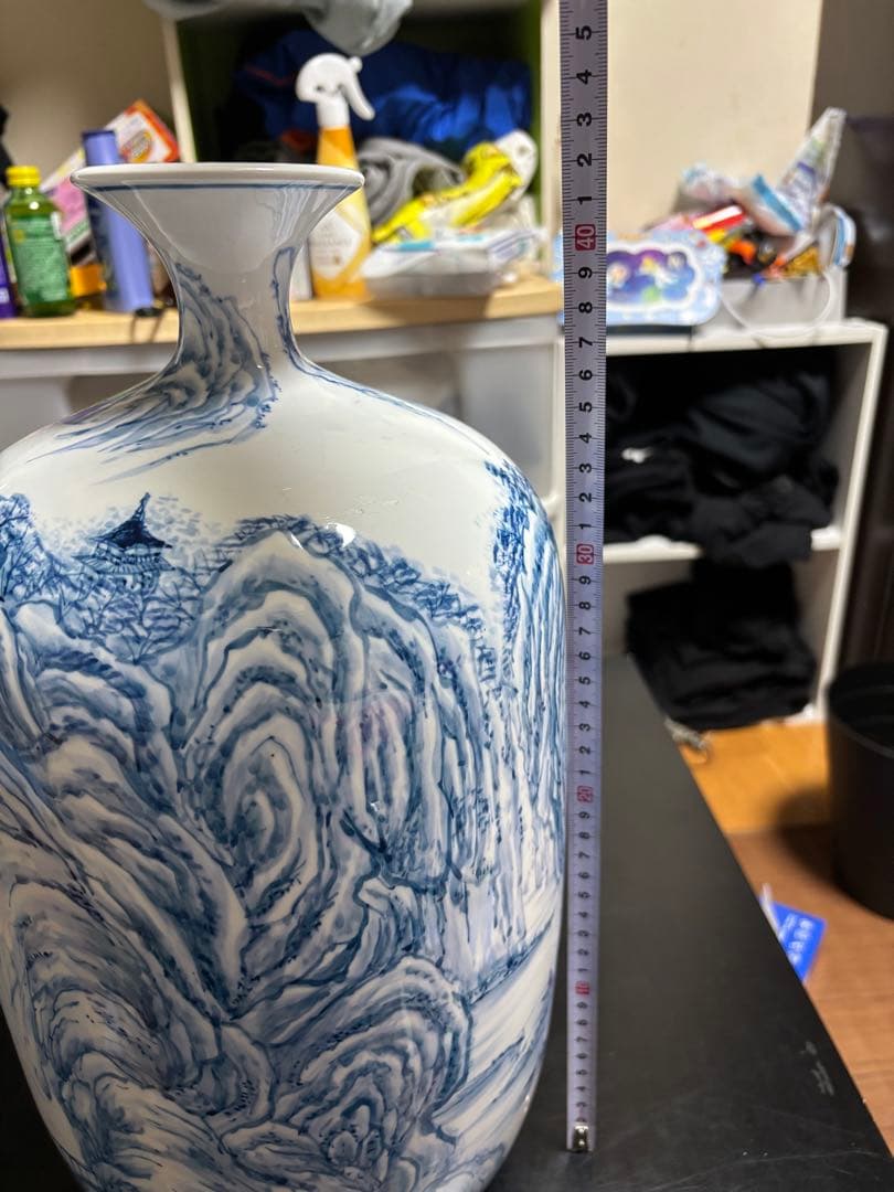 青白い山水画の花瓶