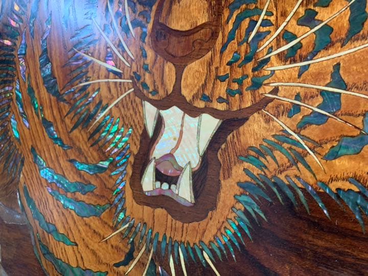 W128xH99 特大 在銘　虎　縁起物　額　壁掛け　木彫り　螺鈿　飾り　骨董