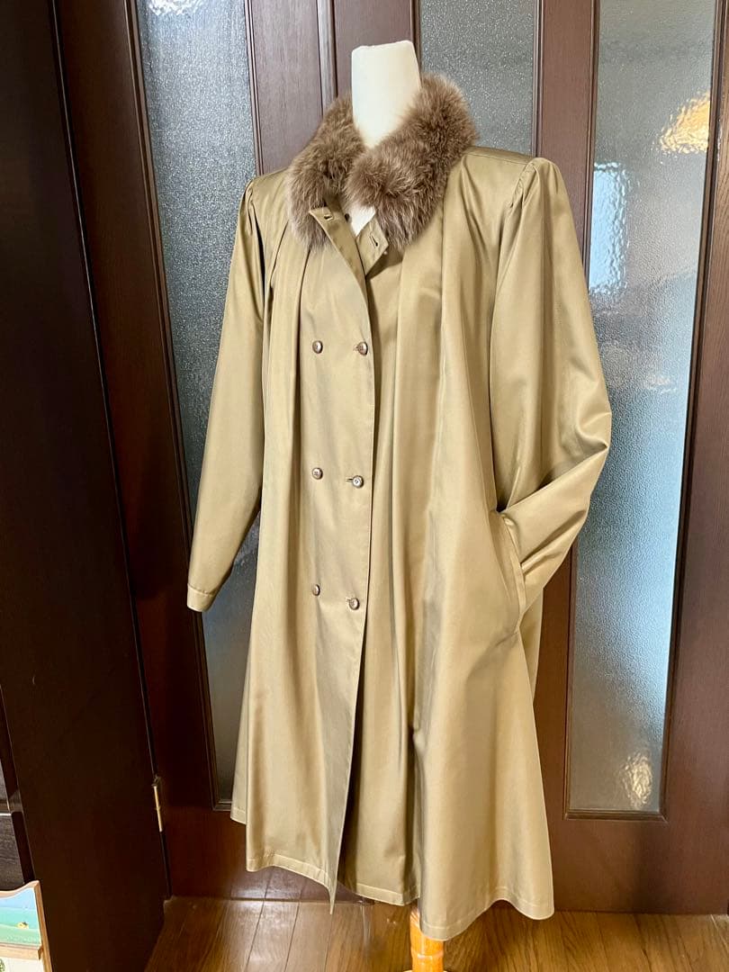 リアルファーの襟とインナー付ベージュの高級シルク ダブルブレストコート新品同様