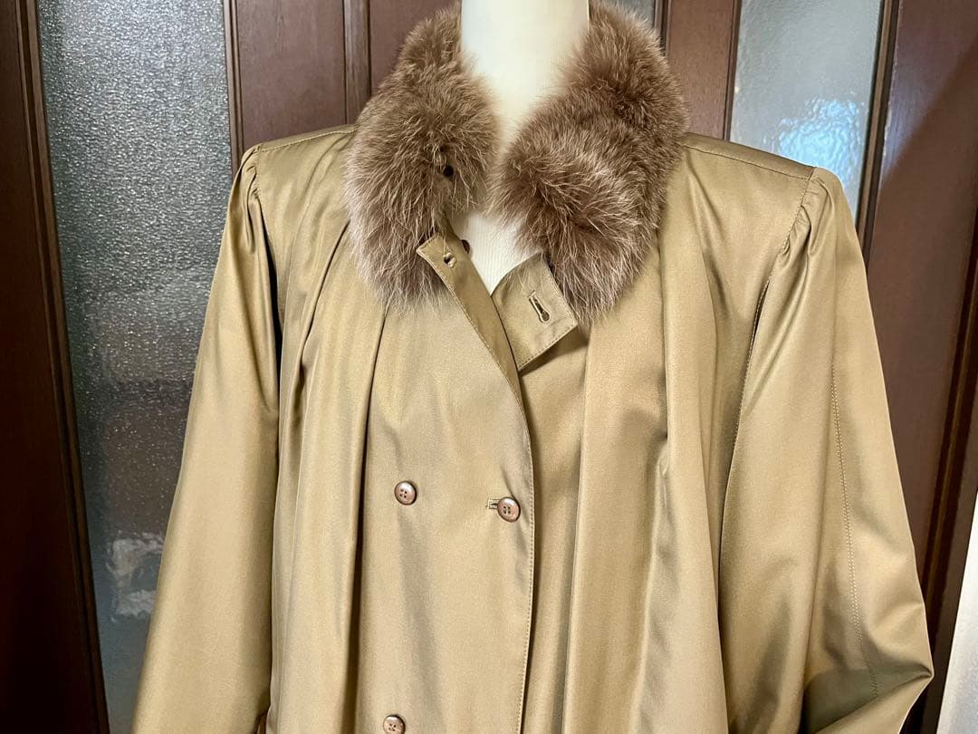 リアルファーの襟とインナー付ベージュの高級シルク ダブルブレストコート新品同様