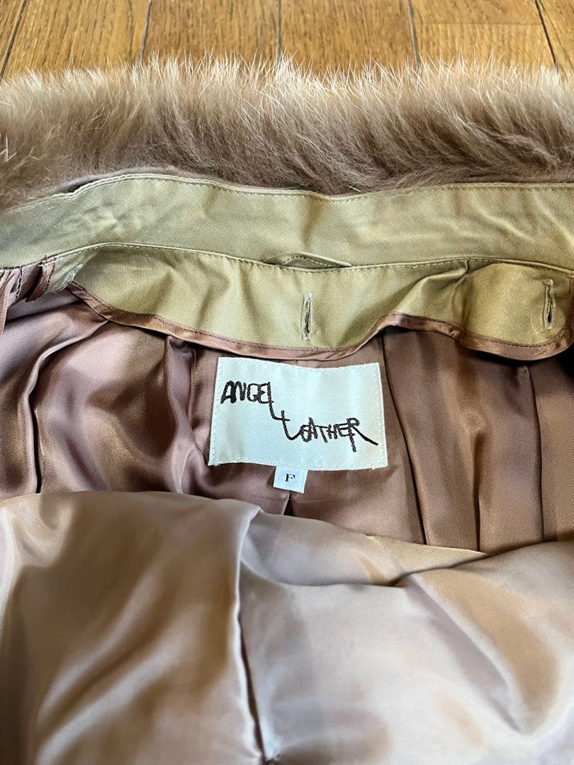 リアルファーの襟とインナー付ベージュの高級シルク ダブルブレストコート新品同様