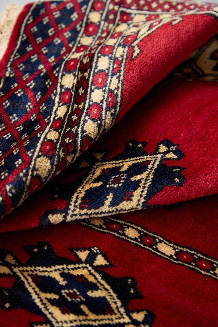 ヴィンテージラグ　トライバルラグ　パキスタン産（104×62cm）赤　ベージュ