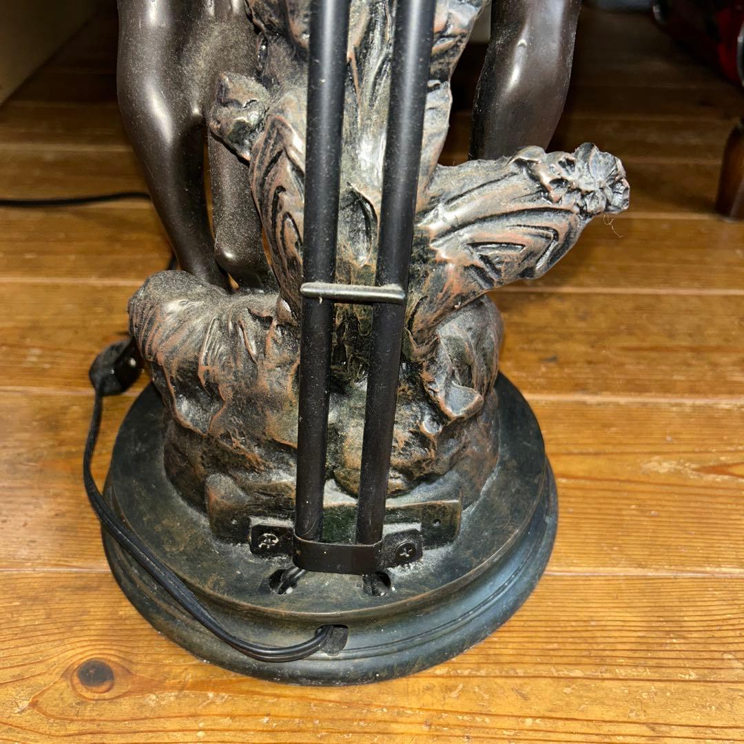 アンティーク調人形付きライトスタンド￼