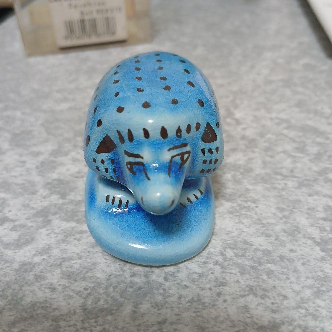 青いハリネズミ大英博物館のレプリカ陶器の置物