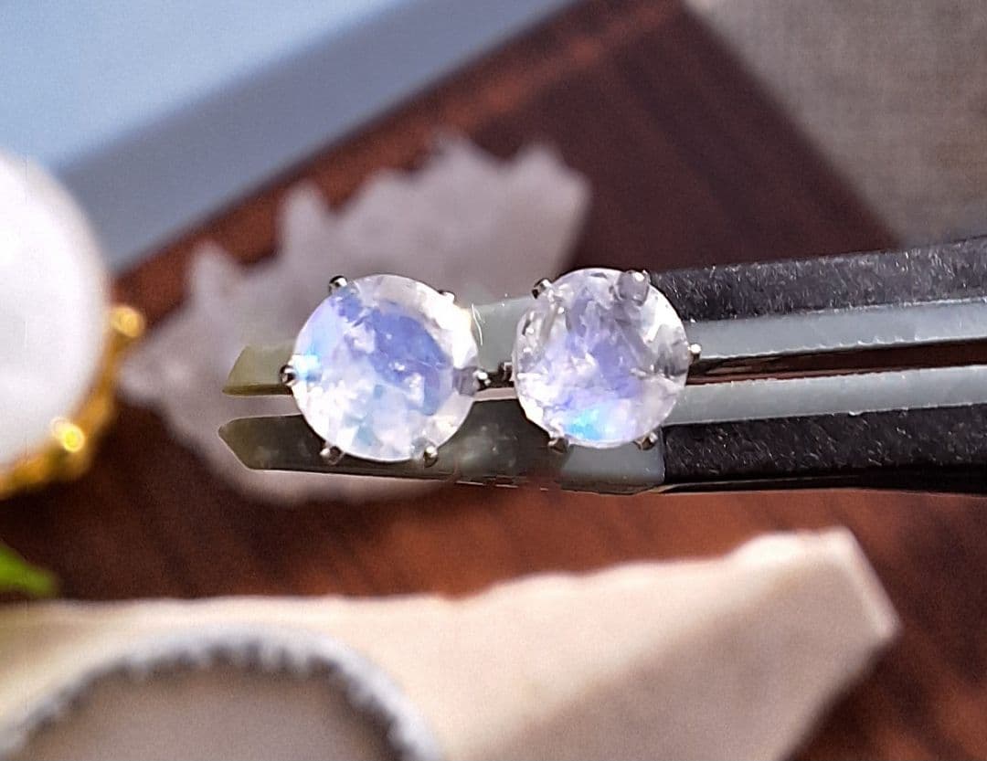 ②ムーンストーン4mmスタッドピアス　サージカルステンレス