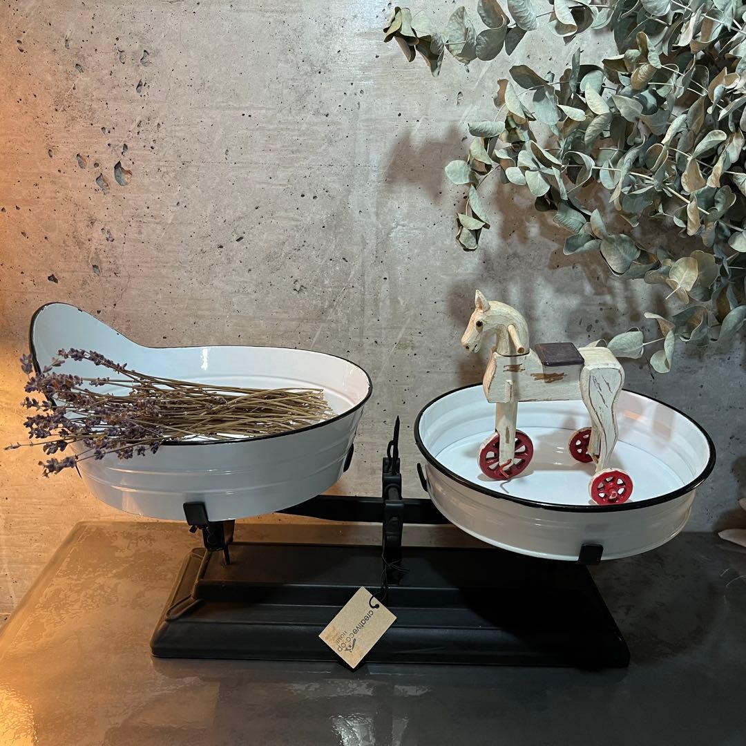 新品未使用　インテリア天秤計り　スケール　ホーロー　琺瑯　什器備品　ガーデン雑貨