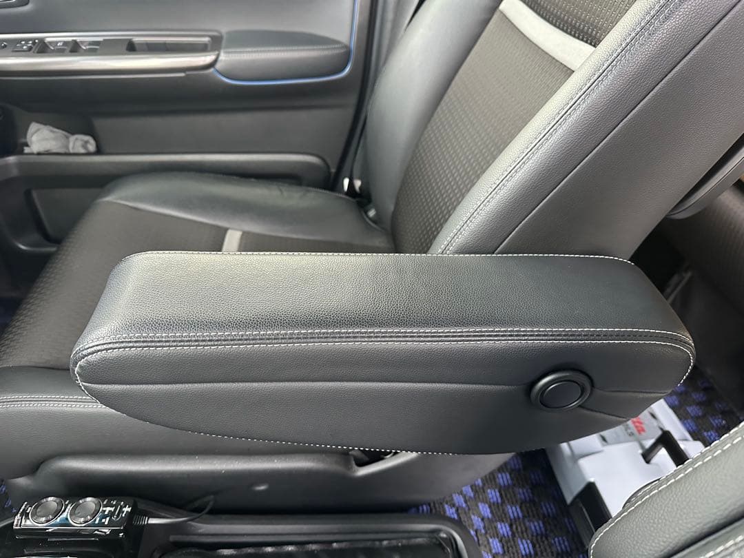 ステップワゴンRPに。N-WGLアームレスト