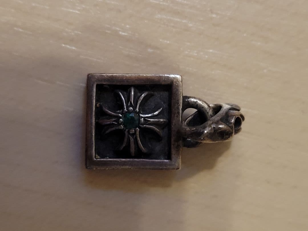 クロムハーツ フレームドチャーム 　エメラルド