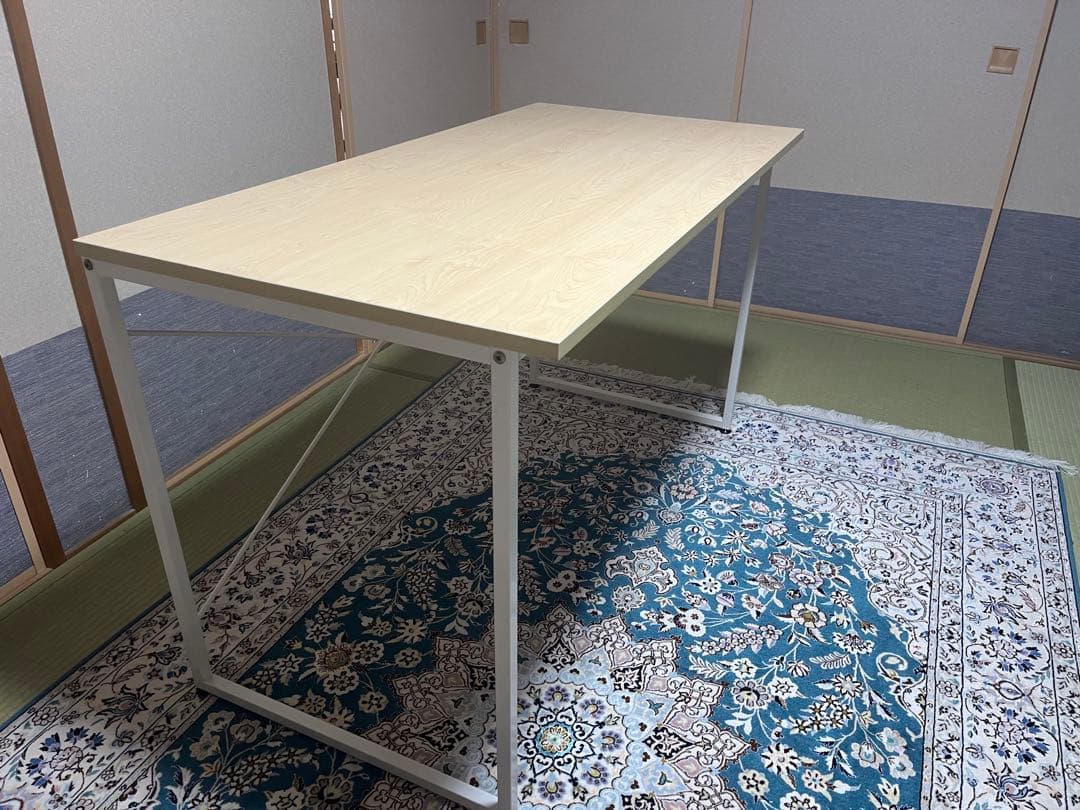 ライトウッドのシンプルテーブル