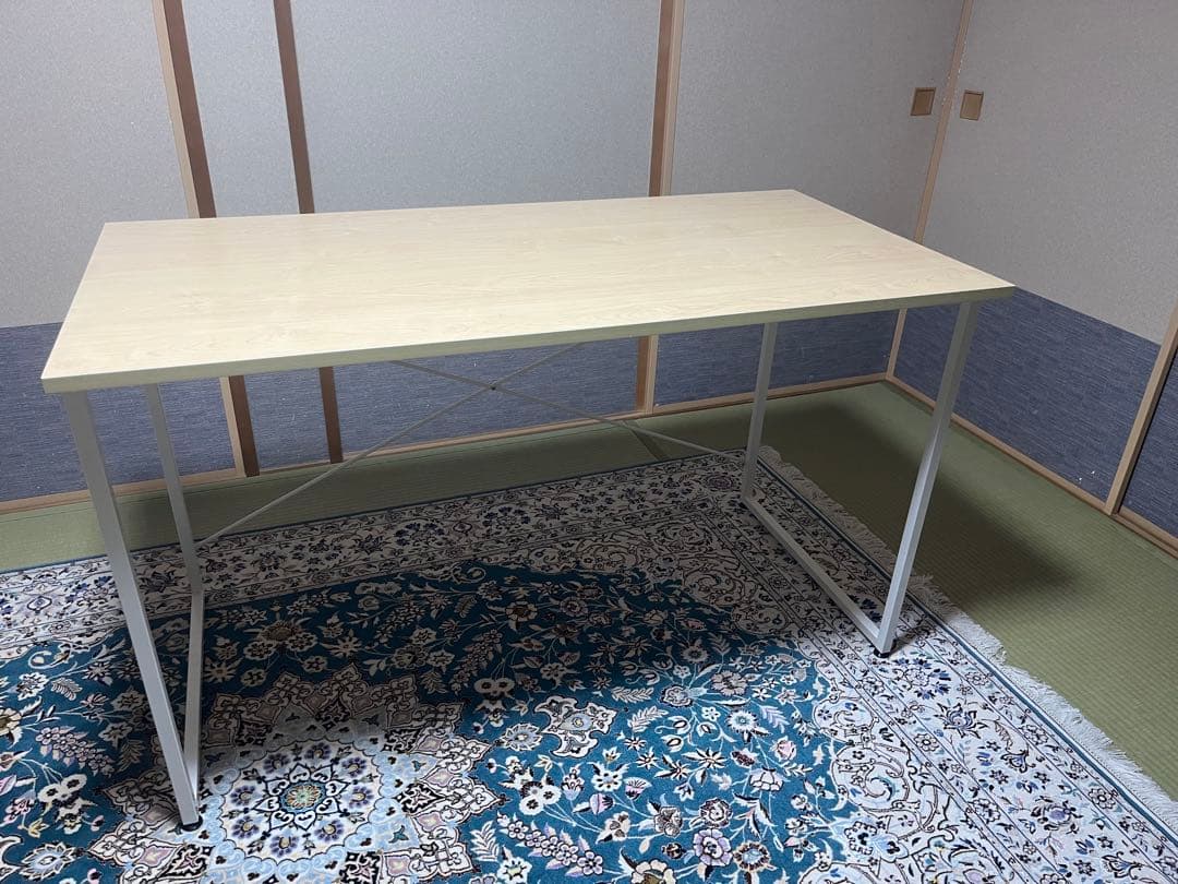 ライトウッドのシンプルテーブル