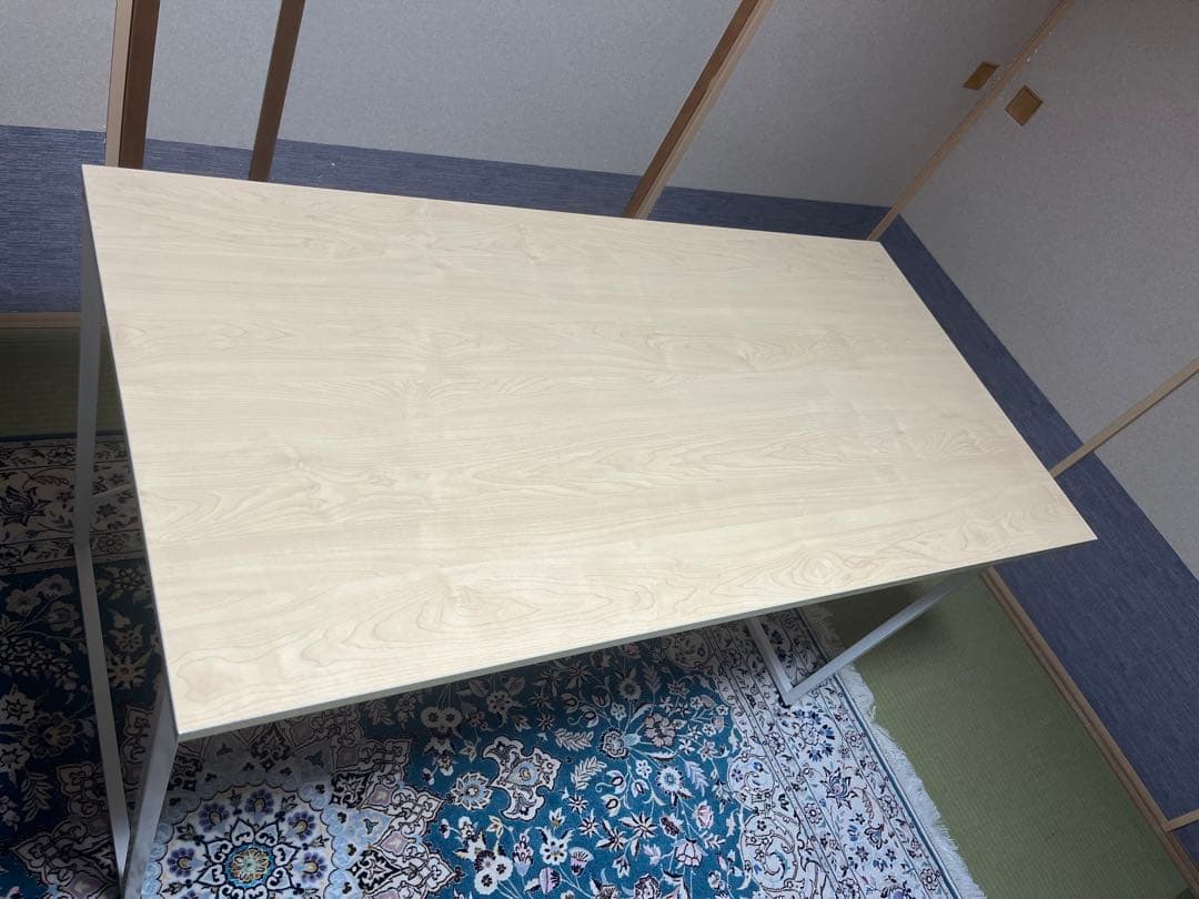 ライトウッドのシンプルテーブル