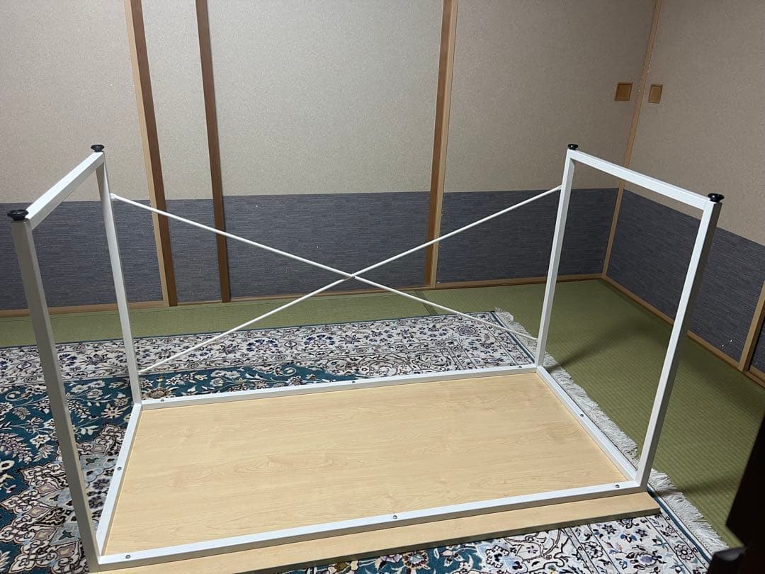 ライトウッドのシンプルテーブル