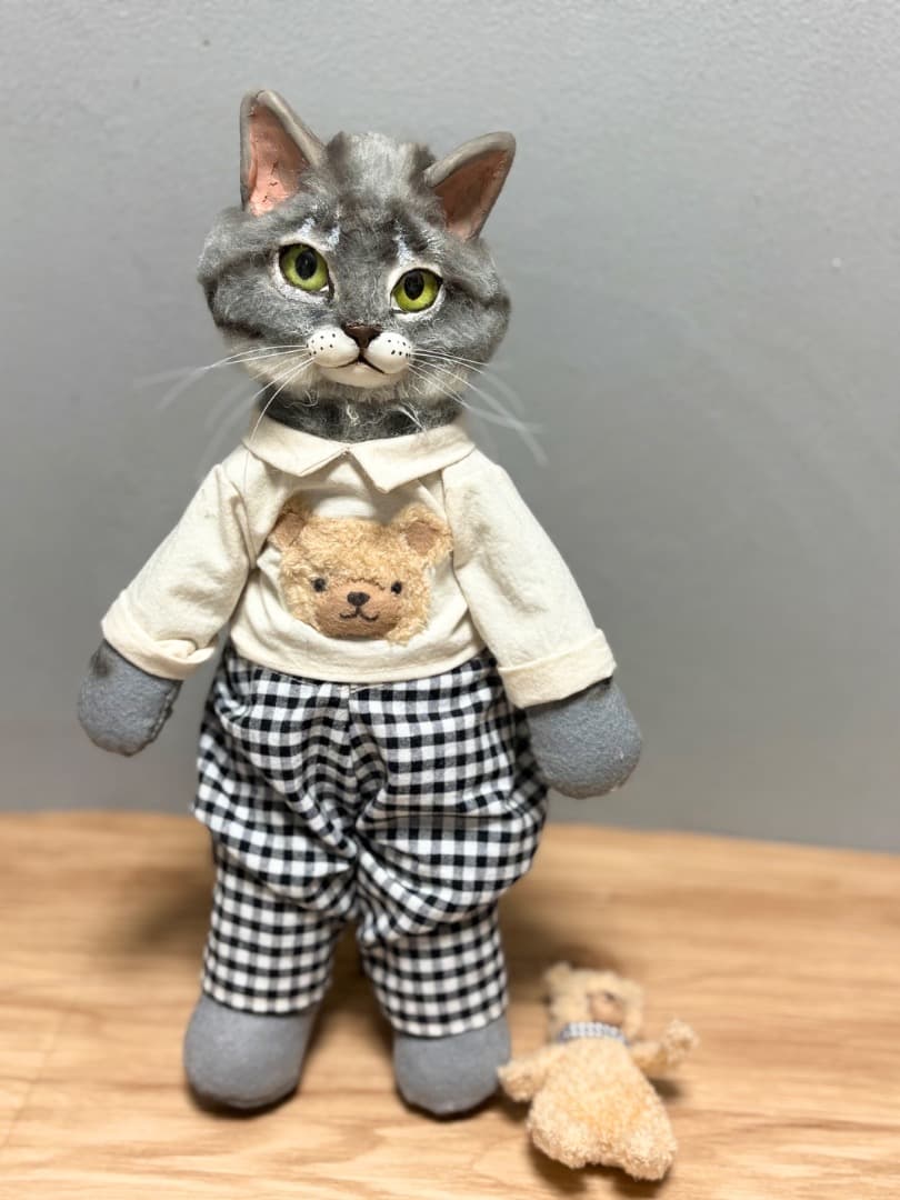 A チェックズボンサバトラ猫のアートドール　【ハンドメイド】猫　ぬいぐるみ