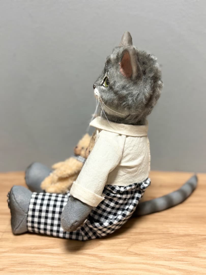 A チェックズボンサバトラ猫のアートドール　【ハンドメイド】猫　ぬいぐるみ
