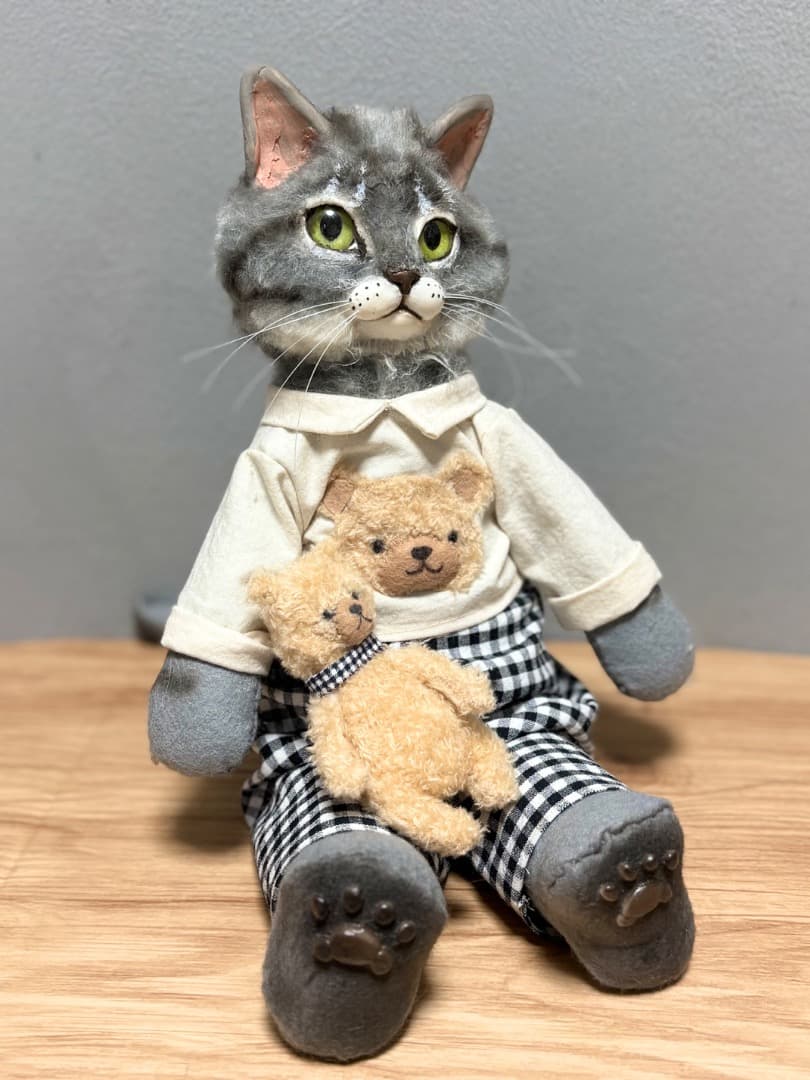 A チェックズボンサバトラ猫のアートドール　【ハンドメイド】猫　ぬいぐるみ
