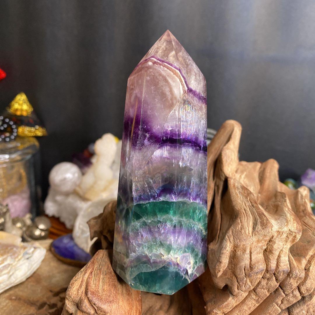 レア物 高透明 虹色 虎牙紋フローライト多面角柱 ファントム入り、高波動変色蛍光