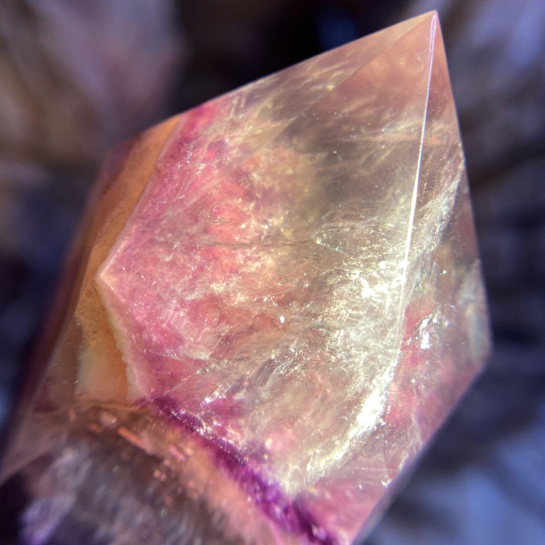 レア物 高透明 虹色 虎牙紋フローライト多面角柱 ファントム入り、高波動変色蛍光