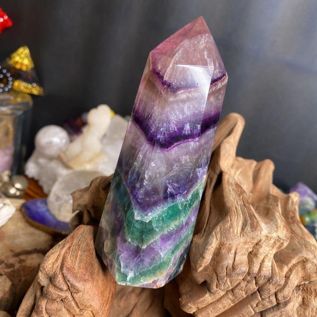 レア物 高透明 虹色 虎牙紋フローライト多面角柱 ファントム入り、高波動変色蛍光
