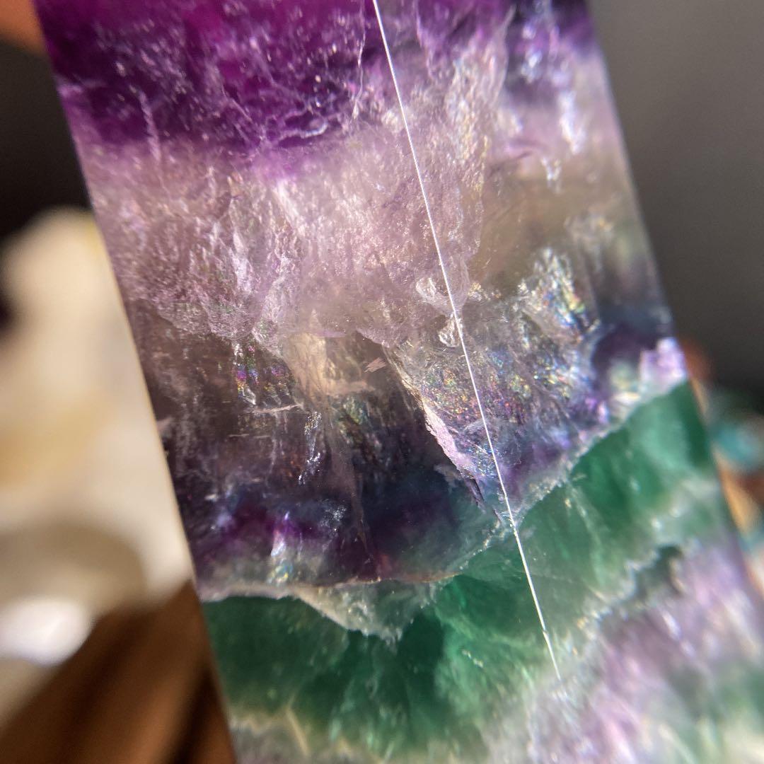 レア物 高透明 虹色 虎牙紋フローライト多面角柱 ファントム入り、高波動変色蛍光