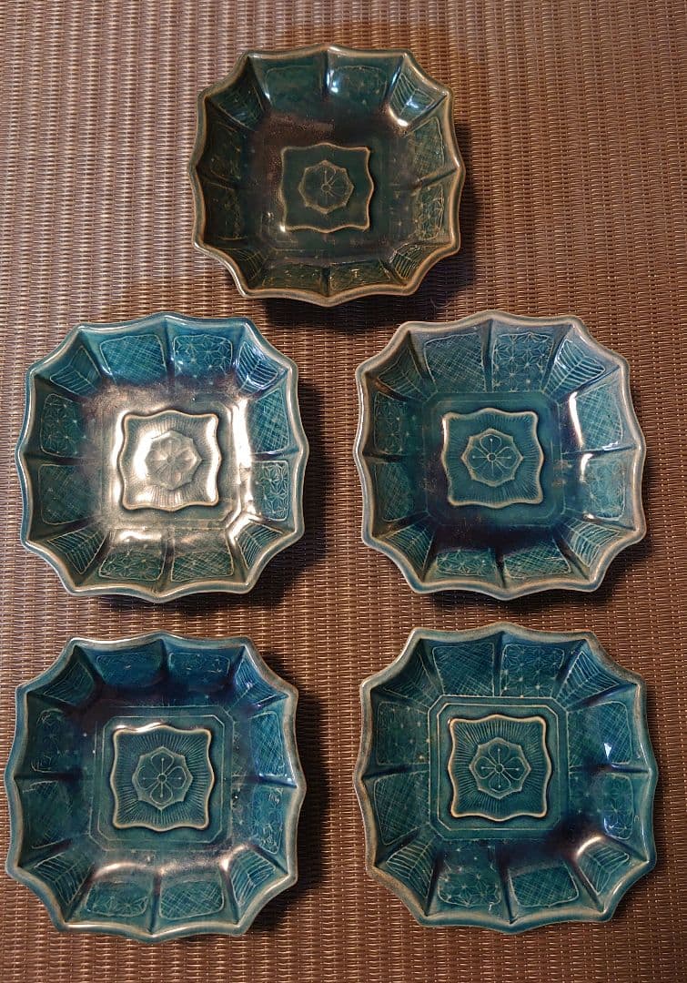 淡路 珉平焼 青交趾陽刻 輪花型小皿 5客