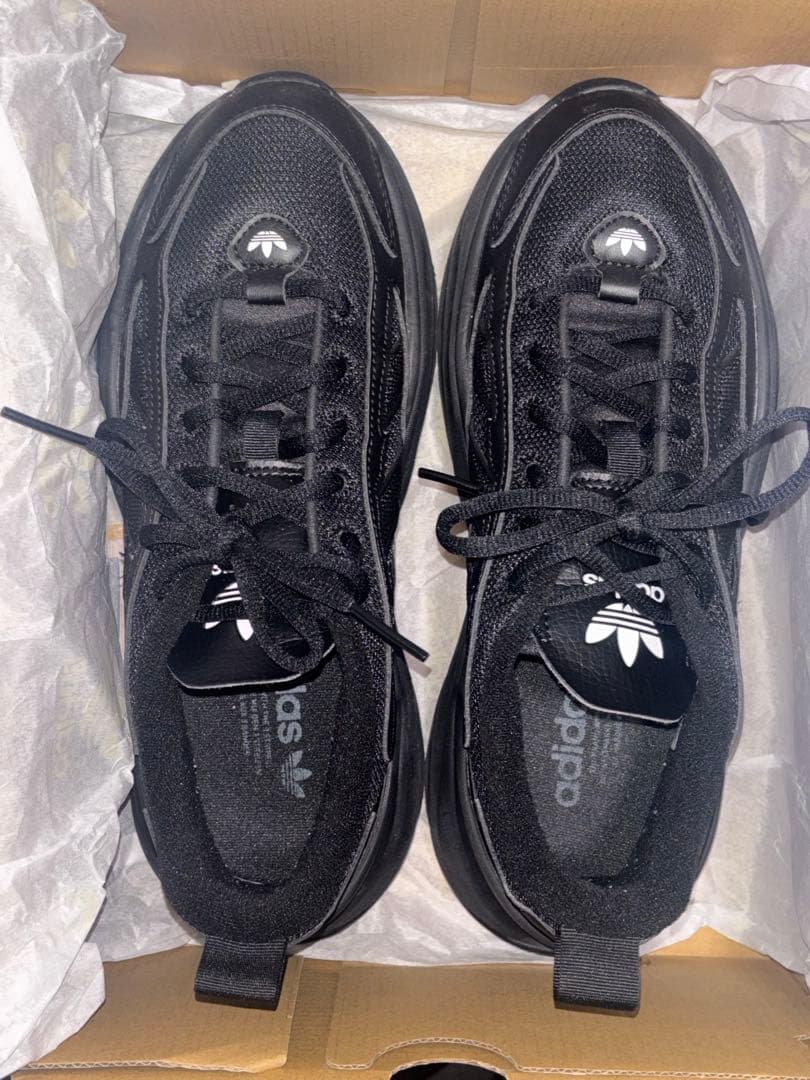 adidas オズガイア　OZGAIA