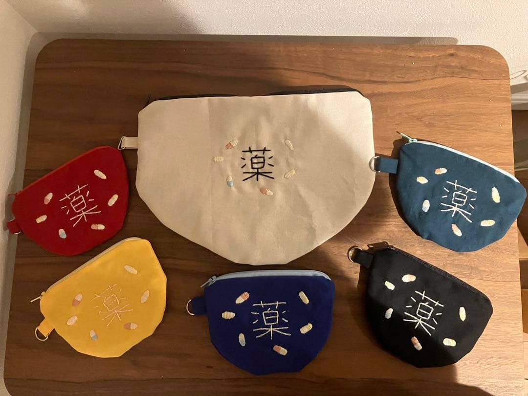 くちなし様　オーダー　お薬ポーチ　ハンドメイド　刺繍　両面　服薬管理　ファスナー