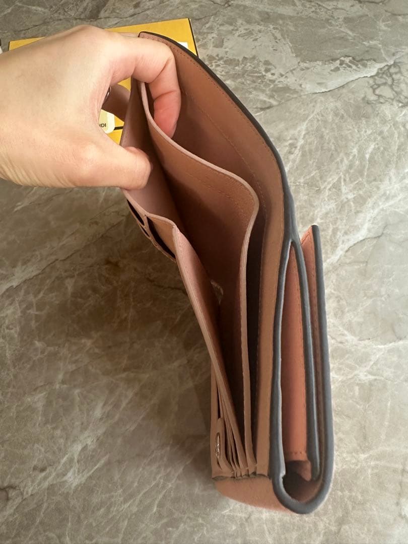 フェンディ　FENDI ピーカブー　二つ折り財布　ピンク