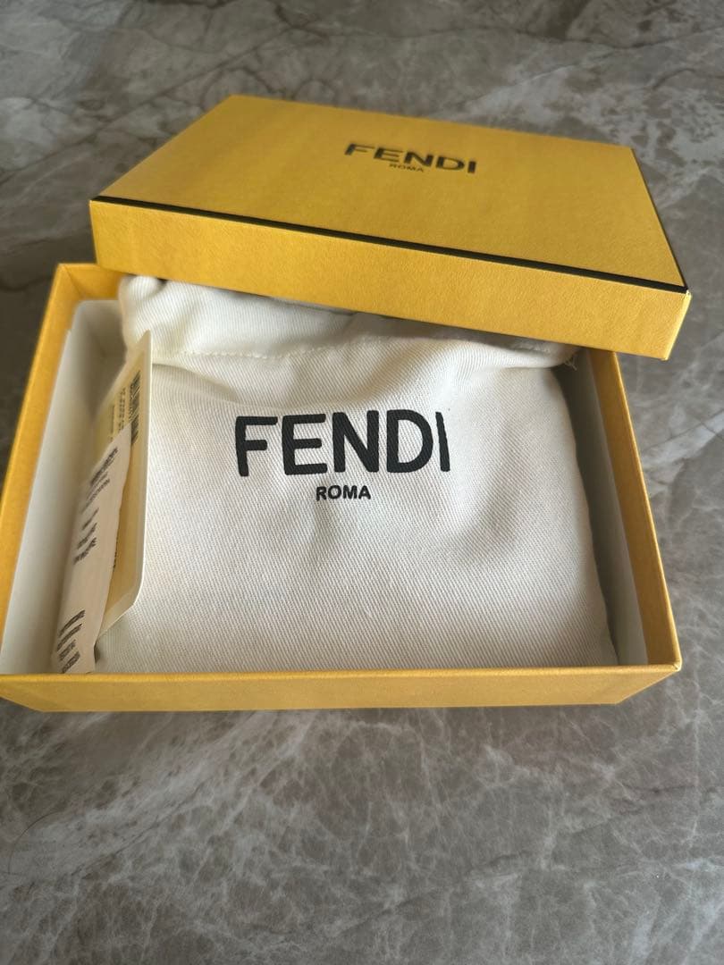 フェンディ　FENDI ピーカブー　二つ折り財布　ピンク
