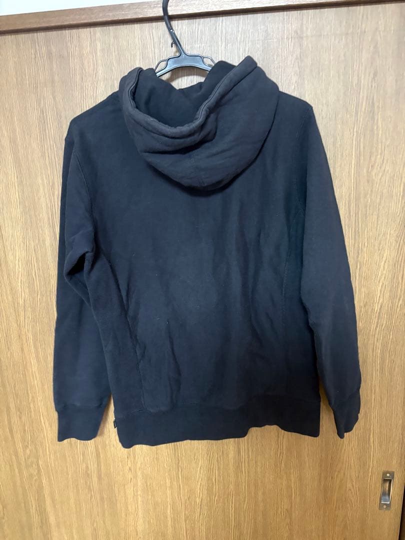 シュプリーム黒パーカー