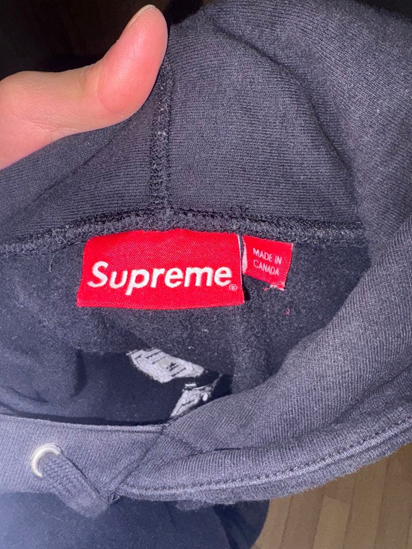 シュプリーム黒パーカー