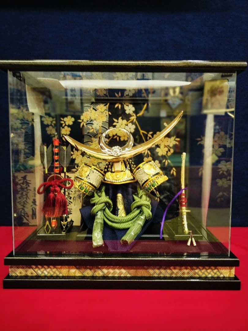 五月人形　ケース入り兜飾り