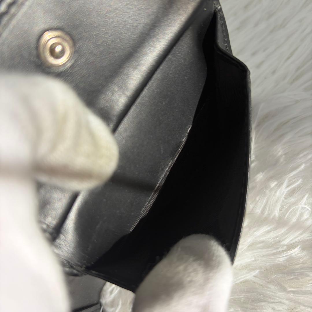 未使用級✨️ グッチ　二つ折り　シマ　小銭入れ　ドリアン　型押し　レザー　黒