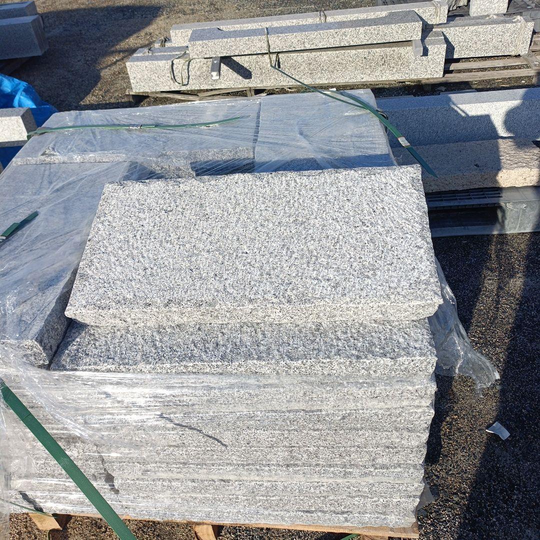 ベトナム産白300✕600✕50ミリ敷石五面のみぎり仕上げ 80枚セット