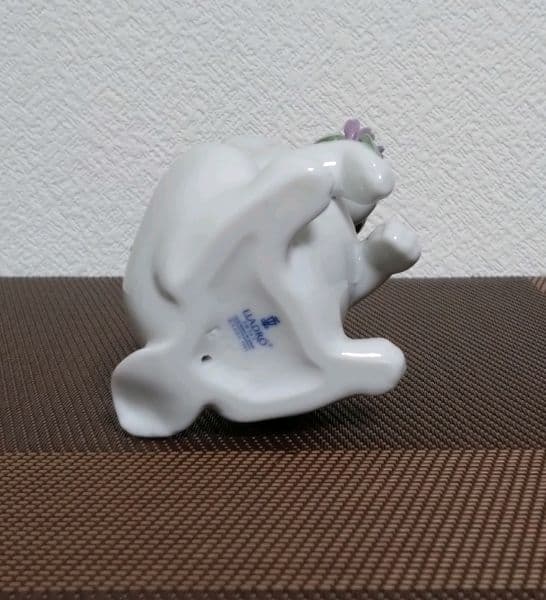 リヤドロ 『花飾りの白うさぎ』フィギュリン