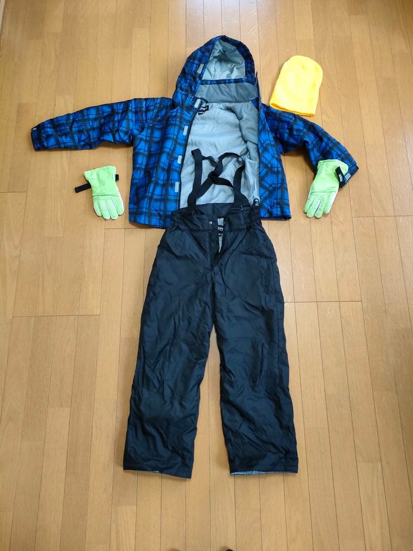 スキーウェア　子供4点セット　上着　パンツ　グローブ　ニット帽