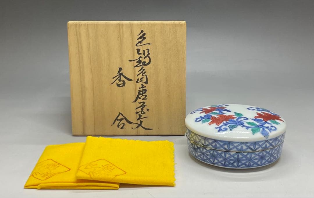 人間国宝　十三代　今泉今右衛門　色鍋島唐花文　香合　四方桟共箱　共布2枚　J17