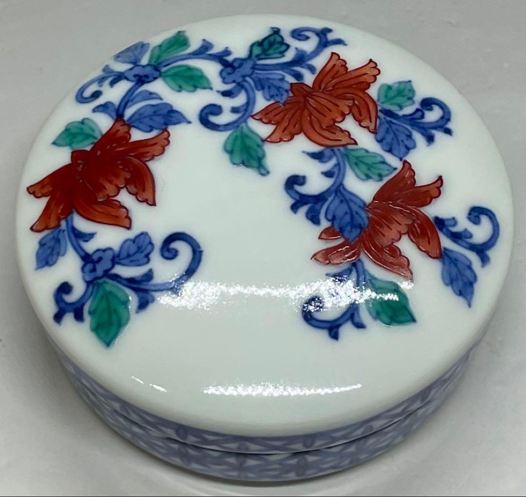 人間国宝　十三代　今泉今右衛門　色鍋島唐花文　香合　四方桟共箱　共布2枚　J17