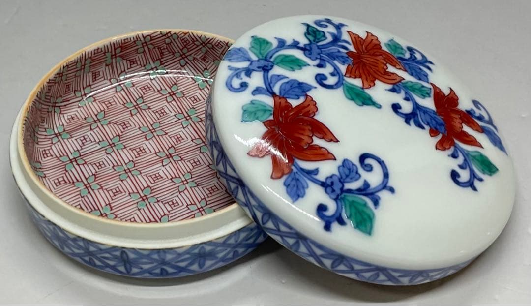 人間国宝　十三代　今泉今右衛門　色鍋島唐花文　香合　四方桟共箱　共布2枚　J17