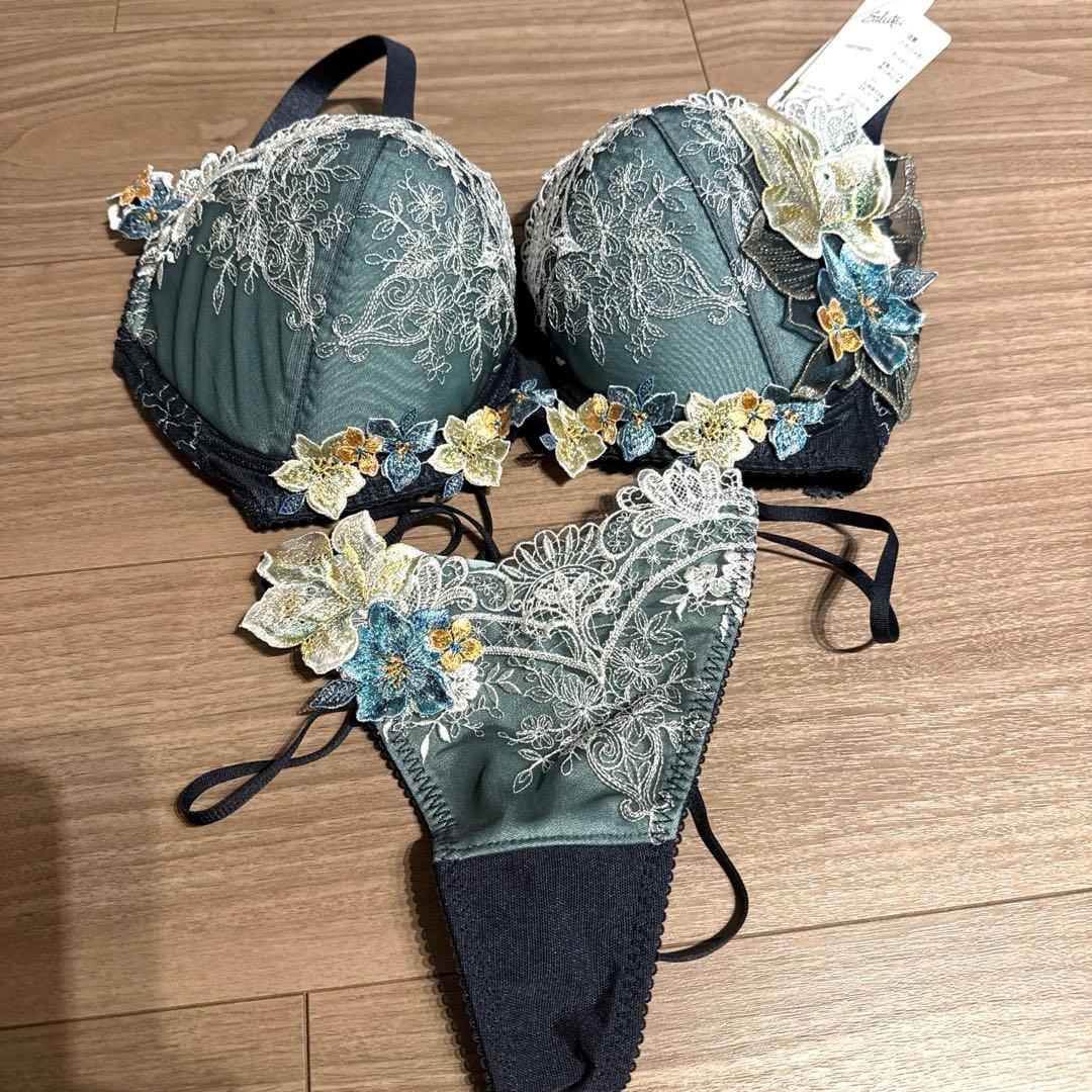 ワコール サルート13G シンデレラ　ブラショーツ キャミソールセット