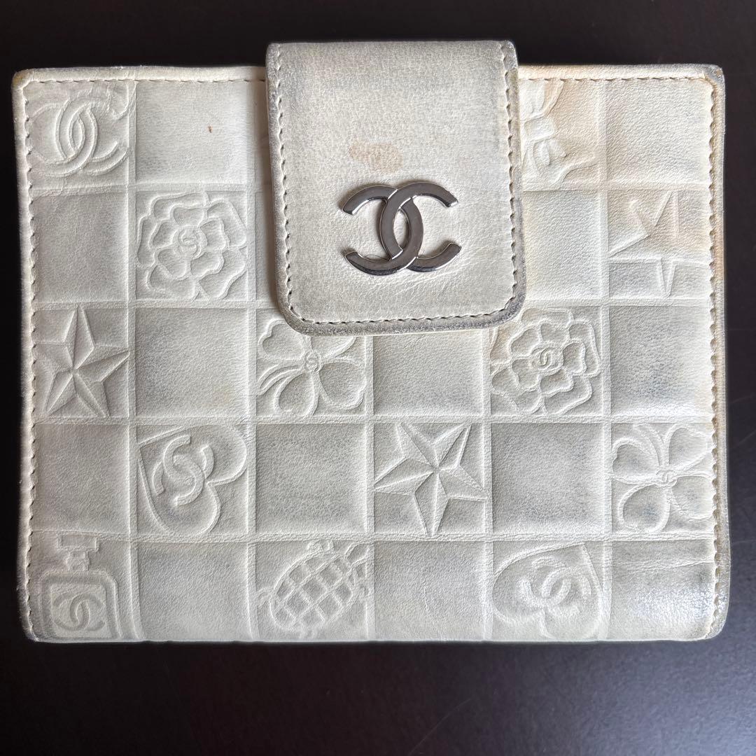 p*y様 CHANEL エンボス加工 ホワイト二つ折り財布