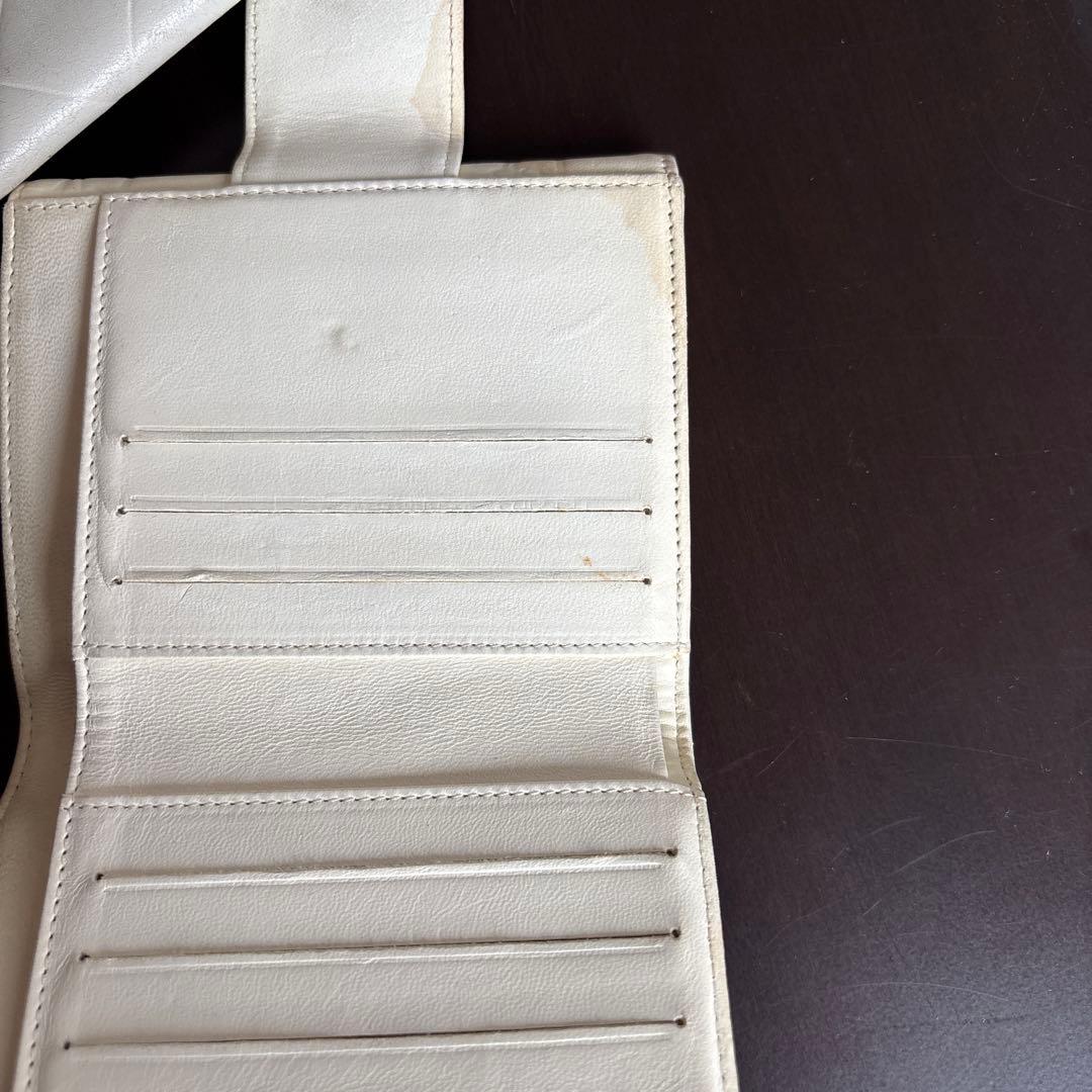 p*y様 CHANEL エンボス加工 ホワイト二つ折り財布