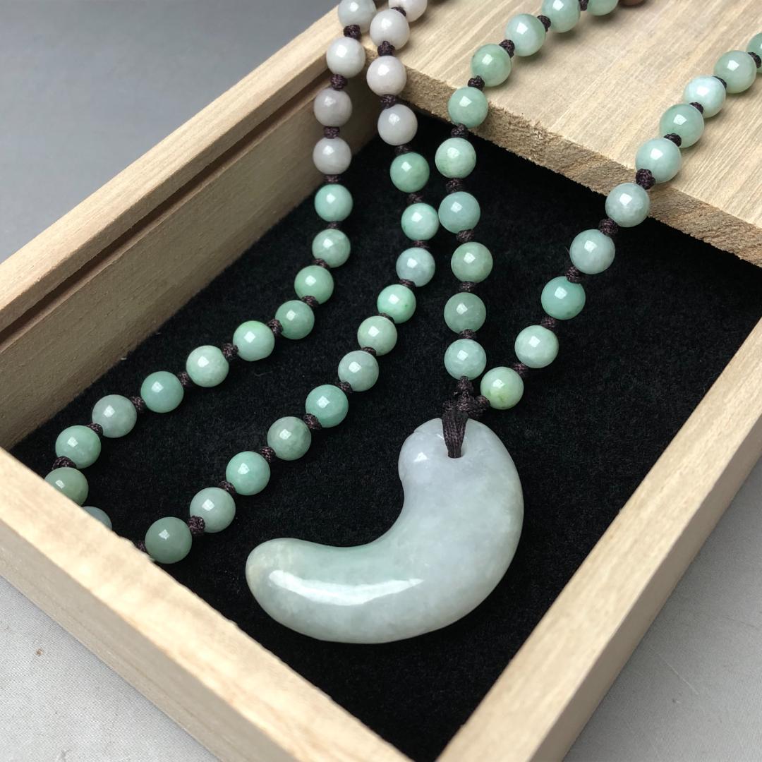 勾玉 翡翠　ヒスイ　糸魚川　翡翠　ペンダント　共箱