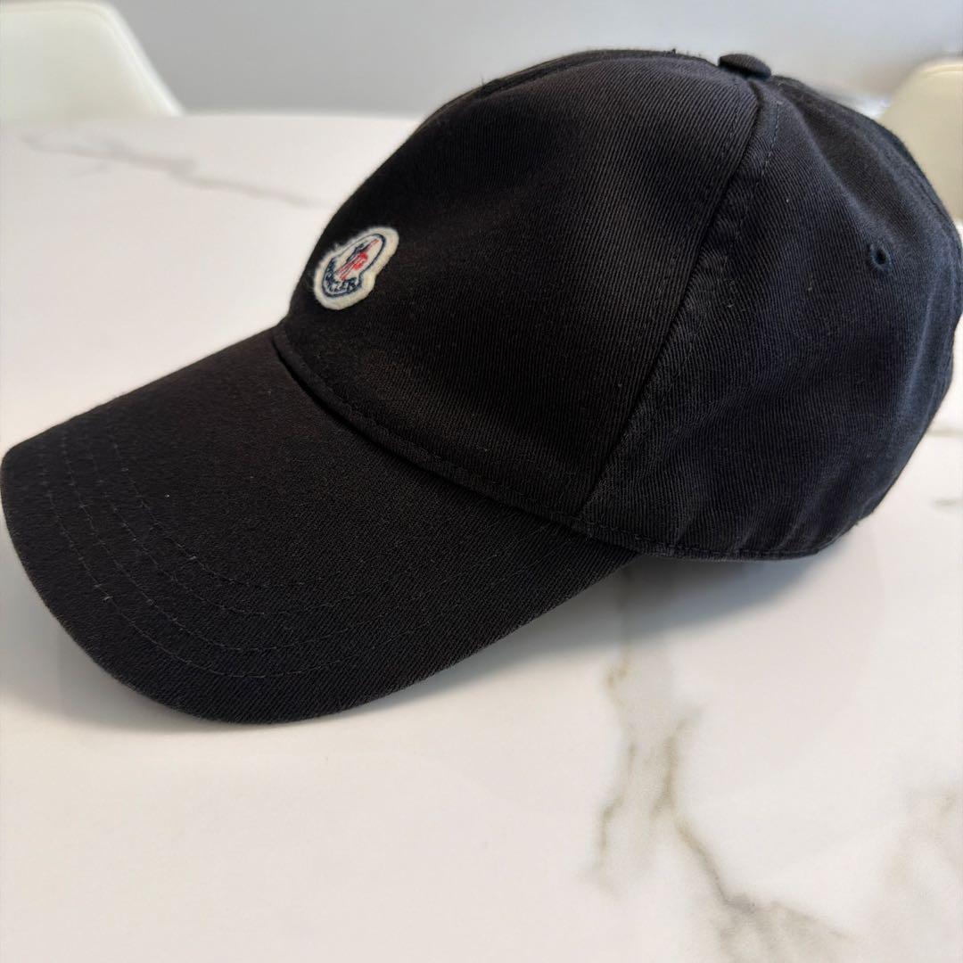 MONCLERブラック刺繍ロゴベースボールキャップ
