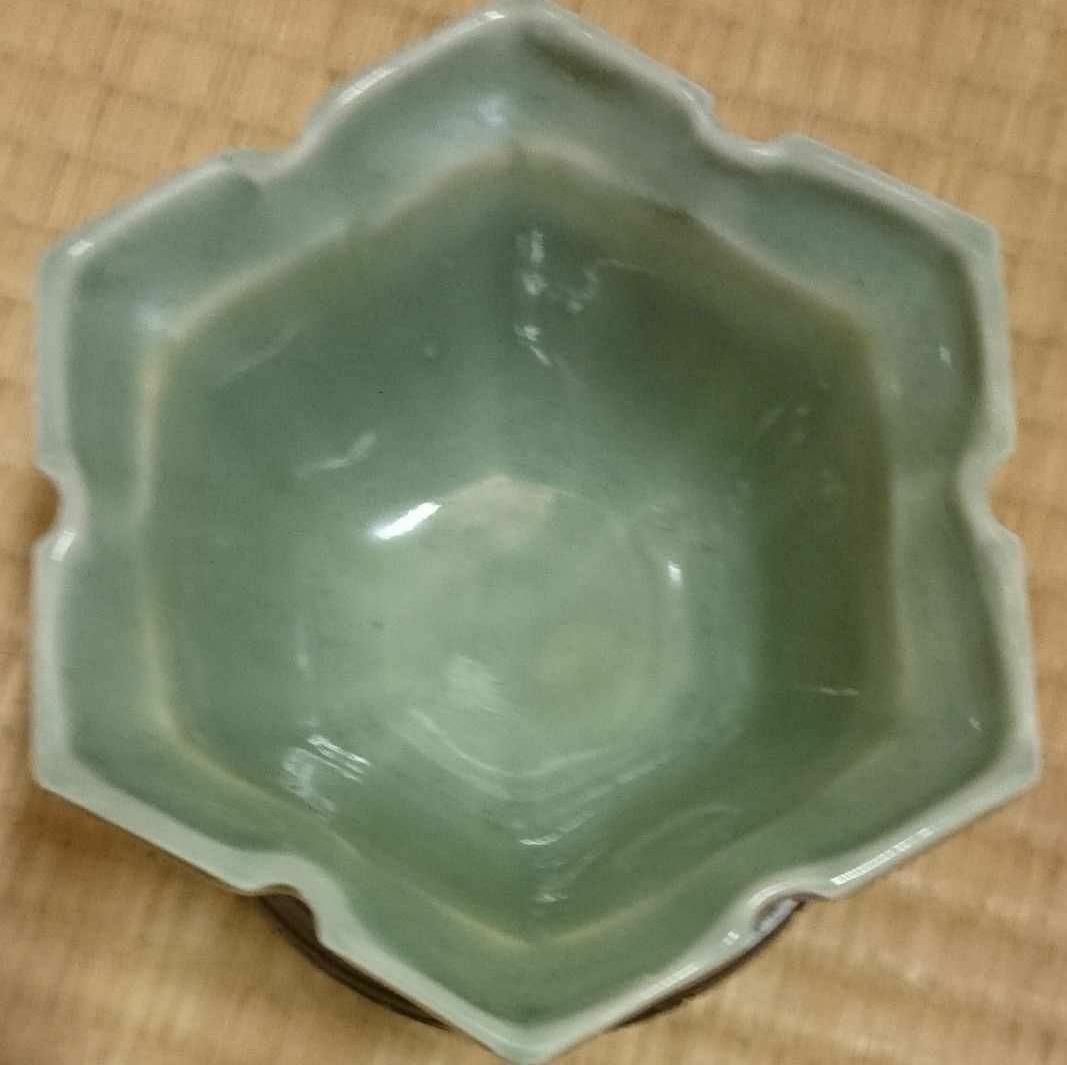 【三田青磁】陽刻葡萄紋六角鉢