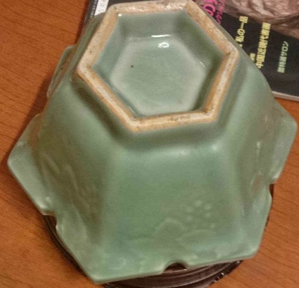 【三田青磁】陽刻葡萄紋六角鉢