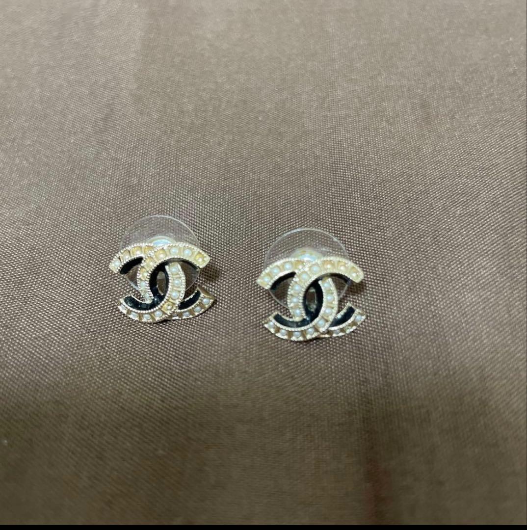 CHANELロゴピアスゴールドブラック