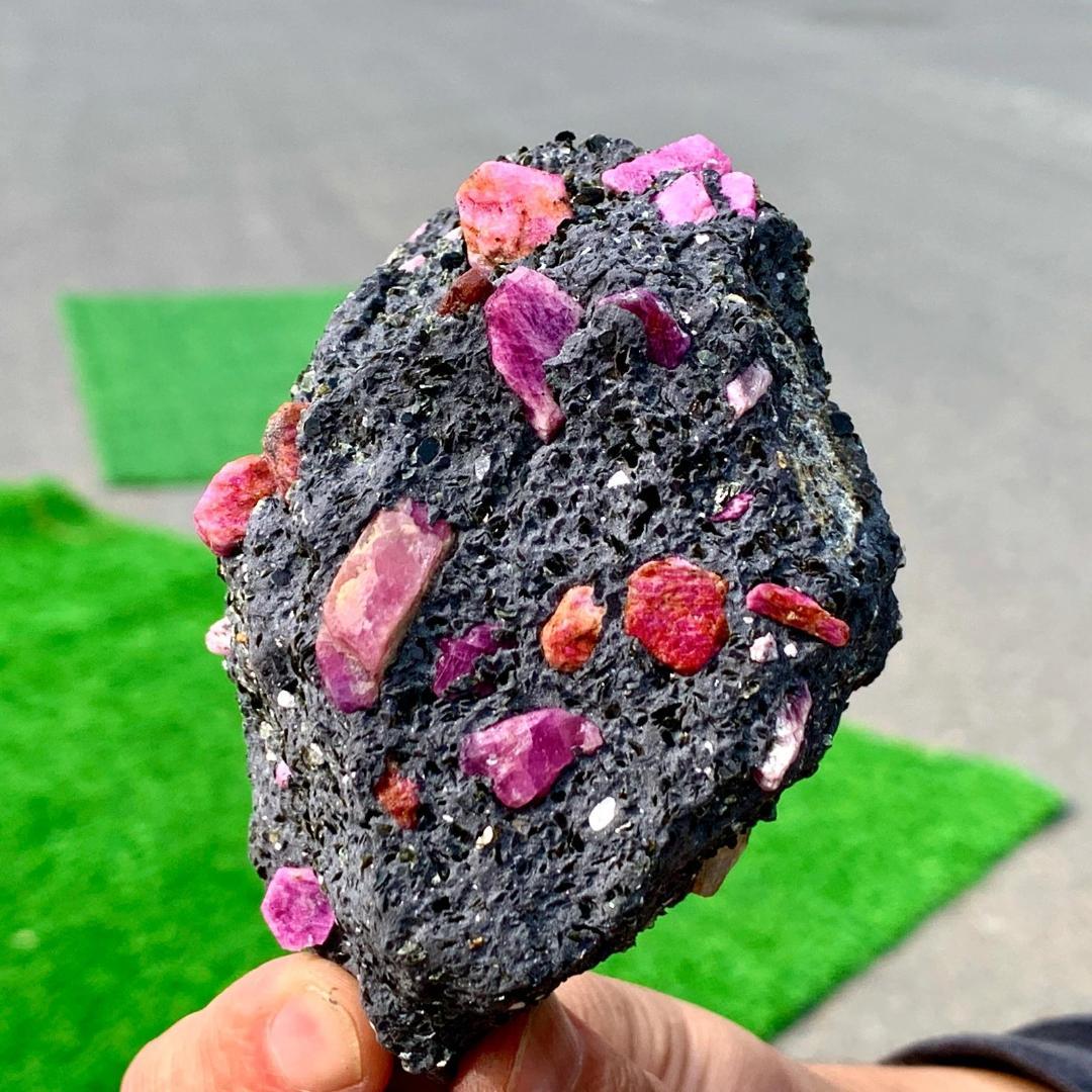 圧巻の大粒結晶 マダガスカル産 ルビー 227g 93mm 鉱物標本