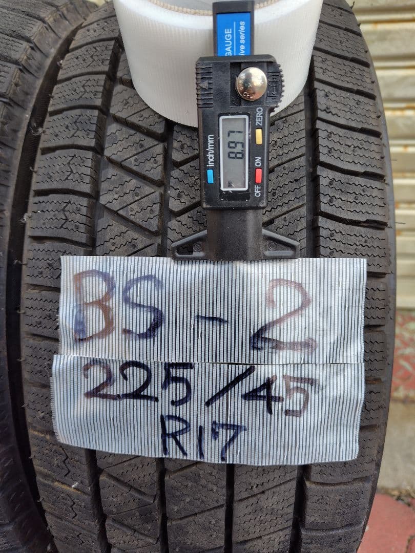 Karin、BS 、2番、イボ残 225/45R17 残り溝8.2mm